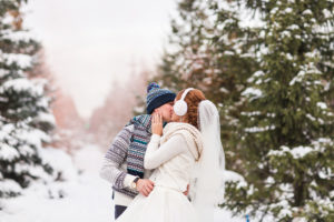 Songfinch-bride-groom-winter-wedding-trends